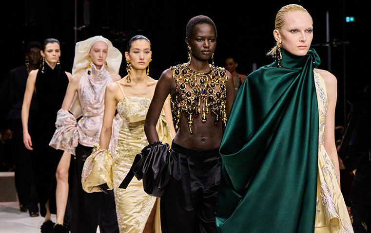 أبرز عروض أسبوع باريس للموضة من Givenchy إلى Chloé وIsabel Marant